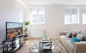 Design 2Bdr Apartment Near City Center